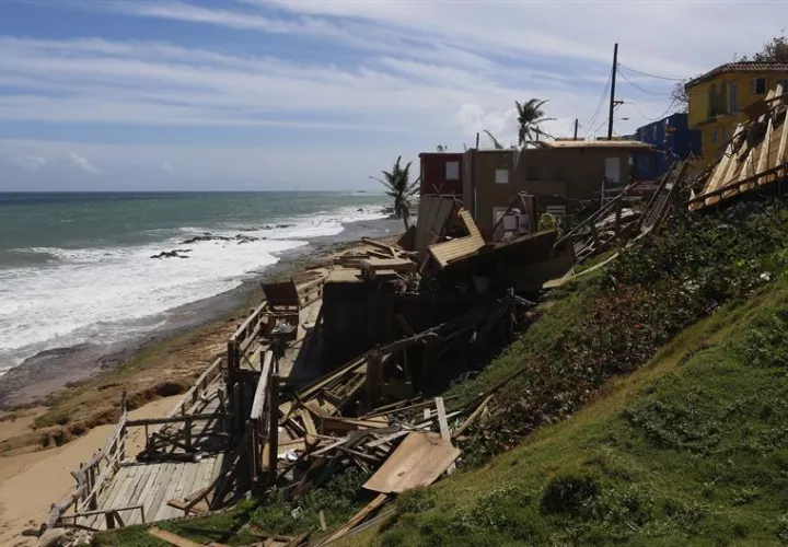 Vista de los destrozos en una vivienda ocasionados por el paso del huracán María, hoy viernes, 29 de septiembre de 2017, en el barrio costero y popular La Perla de San Juan (Puerto Rico). EFE