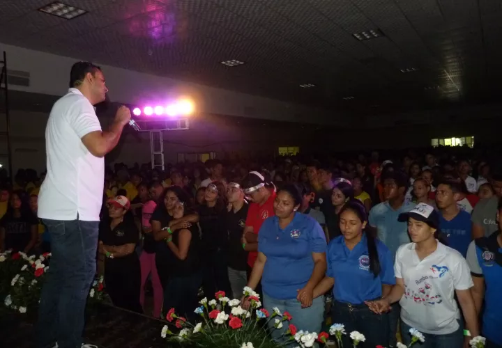 El padre Hernández tenía una destacada participación con jóvenes, sobre todo en los Encuentros Nacionales de Renovación Juvenil. 