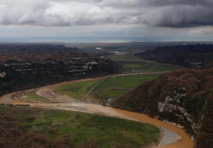 Zona afectada por el huracán María, durante un sobrevuelo de la Guardia Costera de Puerto Rico en un helicóptero MH60 en el municipio de Utuado (Puerto Rico). EFE