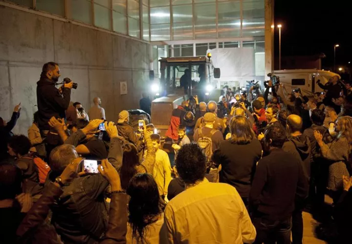 En la foto, ambiente en el Pabellón Deportivo municipal de Sant Julia de Ramis (Girona), donde el presidente de la Generalitat, Carles Puigdemont, acudirá a votar. EFE