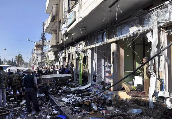 Policías sirios inspeccionan el lugar donde se ha producido un atentado en una zona residencial en Homs (Siria). EFE/Archivo