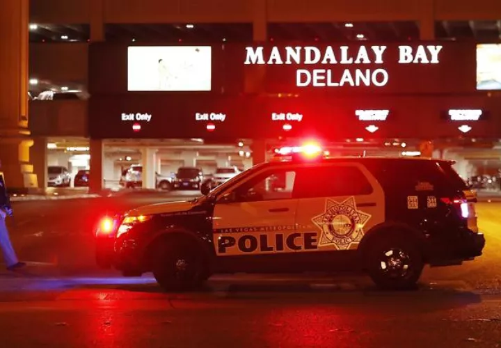 Un vehículo policial permanece a la entrada del hotel Mandalay Bay, cerca del lugar donde se produjo un tiroteo indiscriminado la pasada noche en Las Vegas, Estados Unidos, hoy, 2 de octubre de 2017. EFE