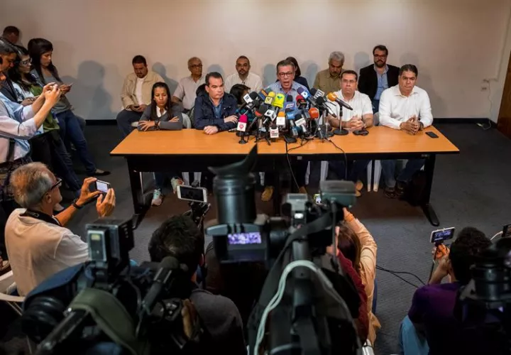 Gerardo Blyde (c), alcalde del municipio capitalino de Baruta y coordinador nacional del comando de campaña de la coalición opositora Mesa de la Unidad Democrática (MUD), ofrece declaraciones a la prensa en Caracas (Venezuela). EFE