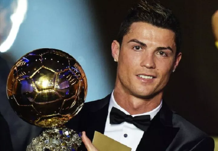 Cristiano Ronaldo posa con el trofeo del Balón de Oro 2013. Foto: EFE