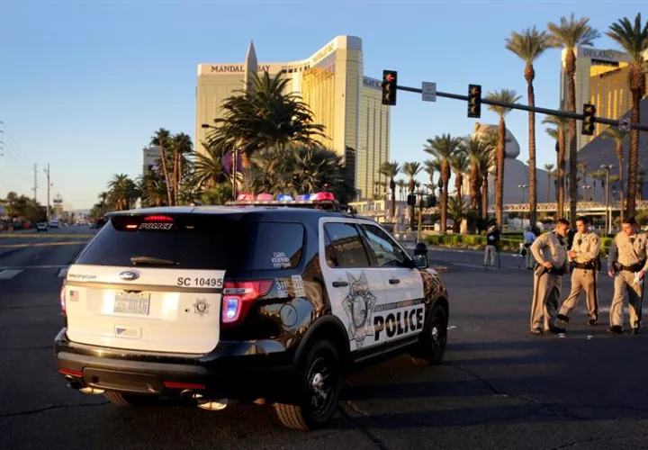 Miembros de la policía bloquean Las Vegas Boulevard frente al hotel Mandalay Bay, lugar en el que se produjo un tiroteo durante el festival Route 91 Harvest, en Las Vegas, Estados Unidos. EFE