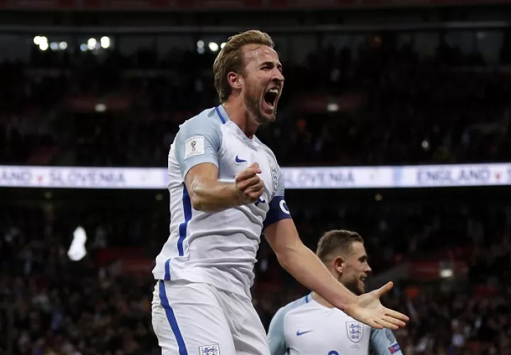 Harry Kane de Inglaterra celebra su tanto y clasificación al Mundial. Foto: AP