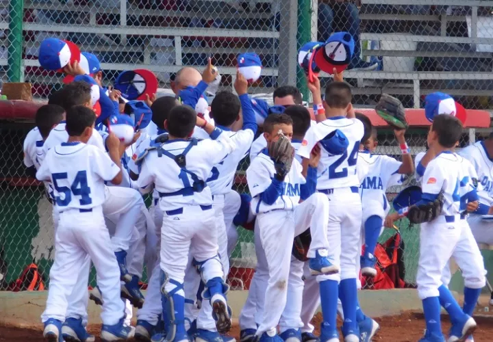 Jugadores panameños celebran su triunfo y su clasificación./ Cortesía Fedebeis