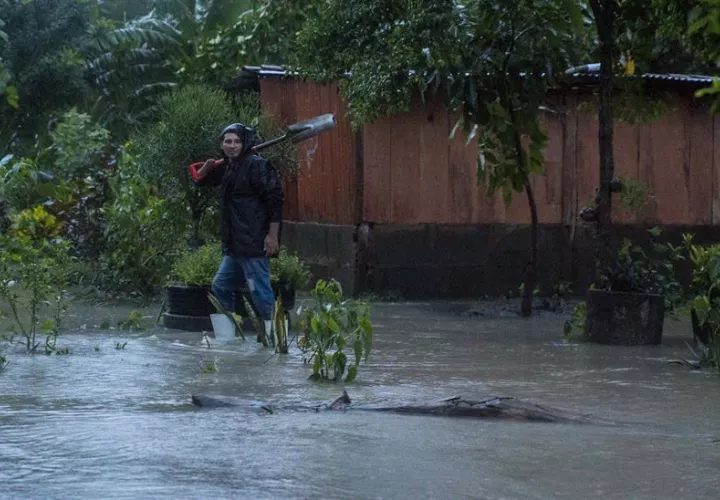 Un hombre busca una pala para realizar una canaleta y evacuar el agua de su casa de habitación tras el paso de la tormenta Nate, en Rivas (Nicaragua). EFE