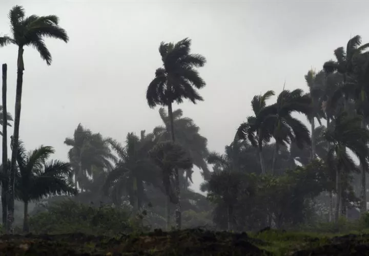 El CNH indicó que el sistema tropical estaba localizado a 1.405 kilómetros al oeste-suroeste del archipiélago de las Azores y que por el momento no representa amenazas. EFE/Archivo