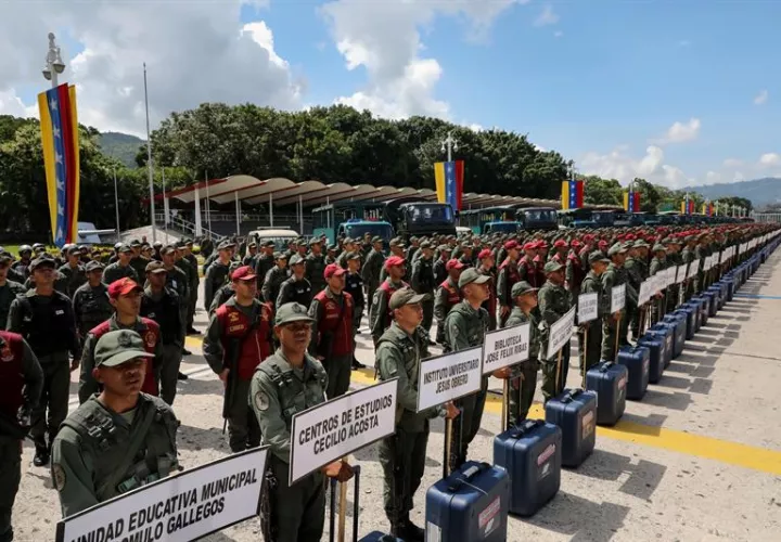 Militares con material electoral participan en un acto hoy, lunes 9 de octubre de 2017, en Caracas (Venezuela). EFE