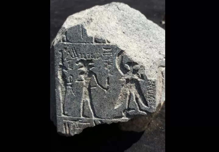 Fragmentos de la parte inferior de una estatua de Psamético I, faraón fundador de la XXVI dinastía, descubiertos por una misión de arqueólogos egipcio-alemana en la zona de Suq al Jamís (El Cairo). EFE