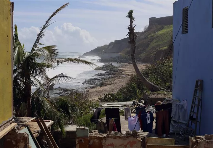 Vista de los destrozos en una vivienda del barrio costero y popular La Perla en San Juan, Puerto Rico. EFE/Archivo