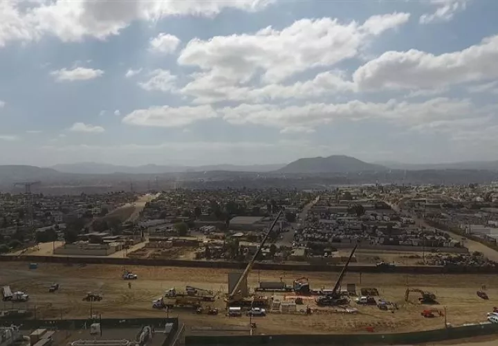 Fotografía del 3 de octubre de 2017 que muestra una vista aérea del prototipo de construcción del muro fronterizo que separará México de Estados Unidos cerca de Otay Mesa, California (Estados Unidos). EFE