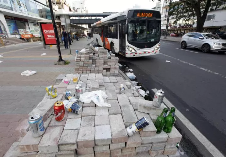 La Vía España, Calle 50 y la Cinta Costera amanecieron cubiertas de basura después de la juerga. Los equipos de barrido de la AAUD tuvieron que emplearse a fondo.