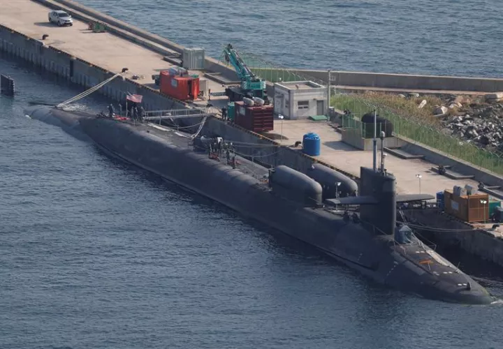 El submarino de propulsión nuclear USS Michigan del Ejército de EE.UU. entra en la base naval de Busan, Corea del Sur, hoy 13 de octubre de 2017. EFE