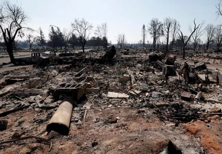 Vista de un vecindario afectado por el incendio el jueves 12 de octubre de 2017, en Santa Rosa, California (EE.UU.). EFE