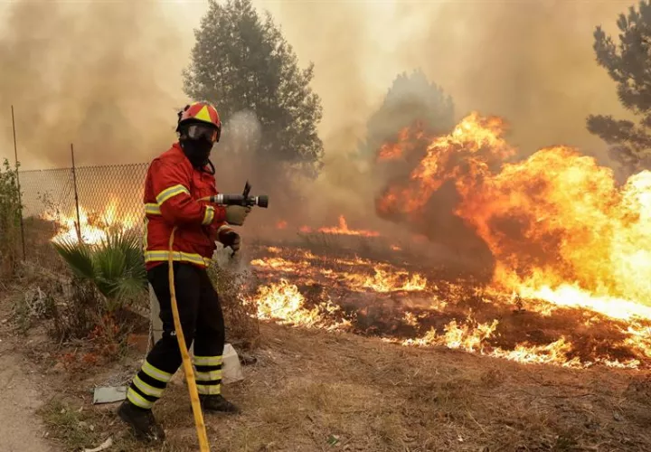 Las autoridades lusas han solicitado ayuda a la Unión Europea (UE) y Marruecos para apoyar las labores de extinción. / EFE