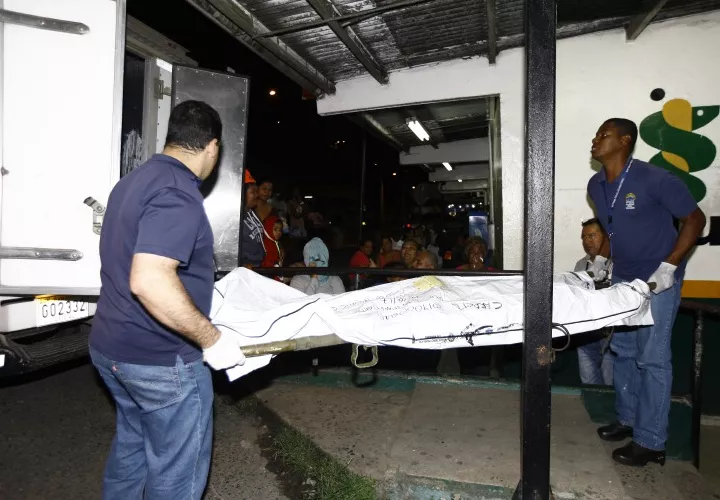 Traslado del cuerpo del joven asesinado a la Morgue Judicial de Ancón.  Foto Alexander Santamaría Crítica