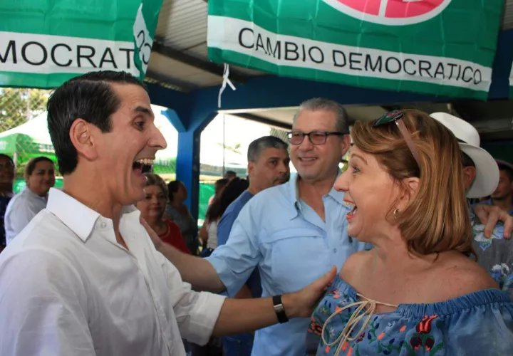 Rómulo Roux (i) y Manuel Cohen (c) durante una actividad en Chitré/ Cortesía