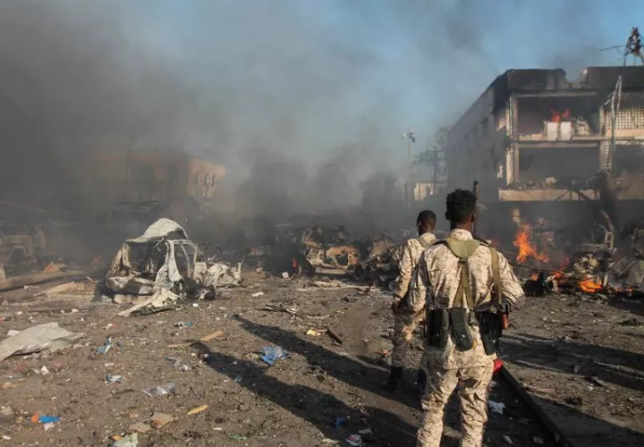 Los soldados somalíes miran la escena de una explosión masiva frente a Safari Hotel en la capital, Mogadishu, Somalia. EFE