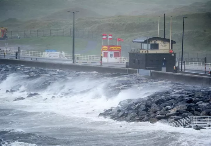 Fuerte oleaje en la costa del Condado de Clare, Irlanda hoy, 16 de octubre de 2017. EFE