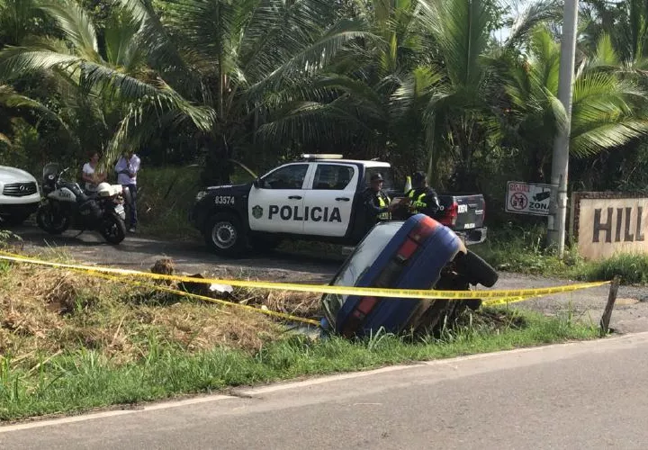 El auto cayó en una cuneta. Foto Cortesía