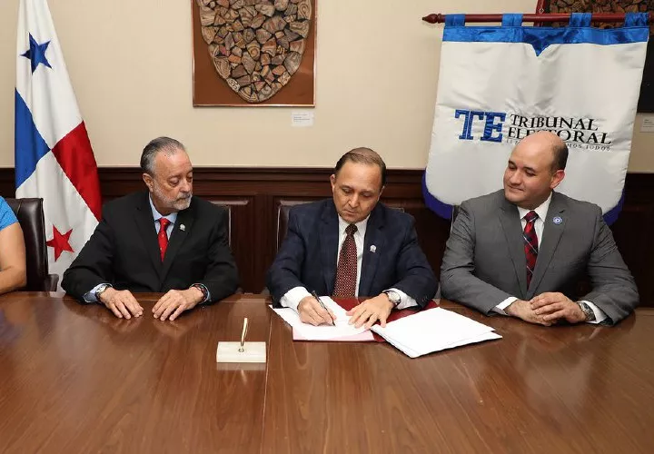 Los magistrados Eduardo Valdés Escoffery, Heriberto Araúz y Alfredo Juncá. Foto: Tribunal Electoral