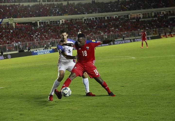 Luis Tejada juega (d) en el  Universitario de Deportes en Perú. Foto: Anayansi Gamez