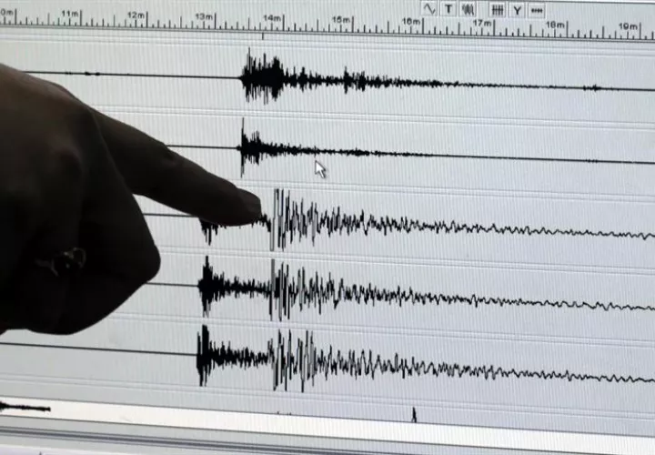 Un investigador filipino señala la actividad sísmica registrada durante un terremoto de 6,3 grados de magnitud en la escala abierta de Richter. EFE/Archivo