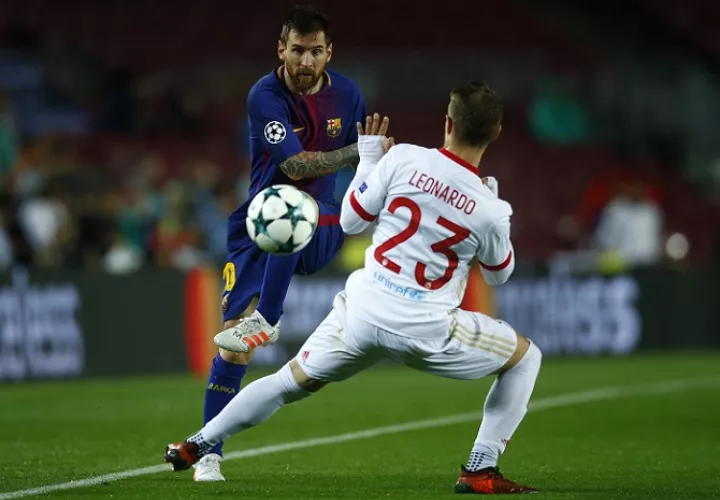 Lionel Messi domina el balón durante el partido ante el Olympiacos. Foto: AP