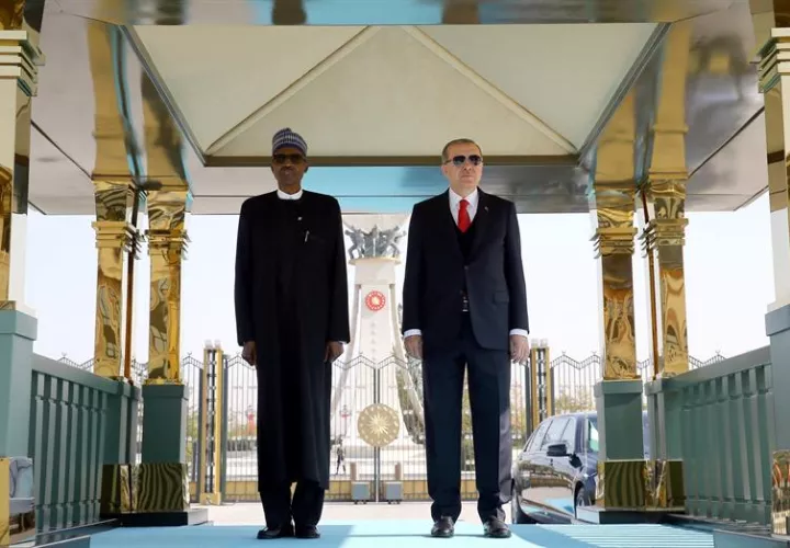 El presidente turco, Recep Tayyip Erdogan (d), recibe a su homólogo nigeriano, Muhhamadu Buhari (i), durante su ceremonia de bienvenida en Ankara (Turquía), hoy 19 de octubre. EFE/ Oficina De Prensa Presidencial turca 