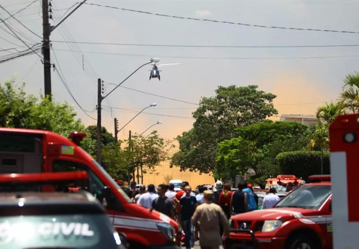 Fotografía cedida por el Jornal O Popular que muestra a autoridades mientras acuden a una escuela donde se presentó un tiroteo hoy, viernes 20 de octubre de 2017, en Goiania, capital del estado de Goiás (Brasil). EFE