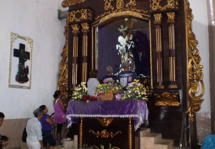 La iglesia de San Felipe está cada día llena de devotos, que vienen a venerar la imagen. Fotos: Diómedes Sánchez