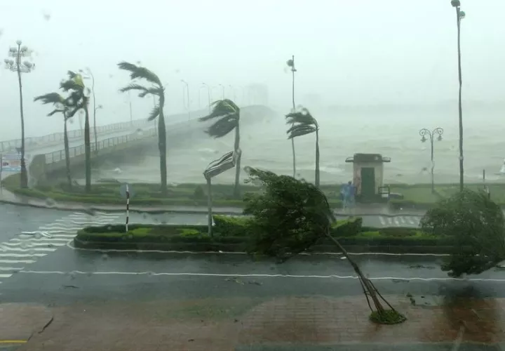 En el sur de Japón, el tifón estaba causando además de lluvias torrenciales, vientos de hasta 252 kilómetros por hora en la mañana del domingo. EFE