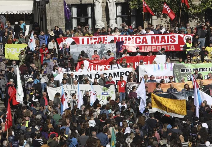 En la marcha también han participado brigadistas de la empresa pública Seaga, recibidos con vítores a su llegada a la Quintana, vestidos con los trajes de trabajo. / EFE