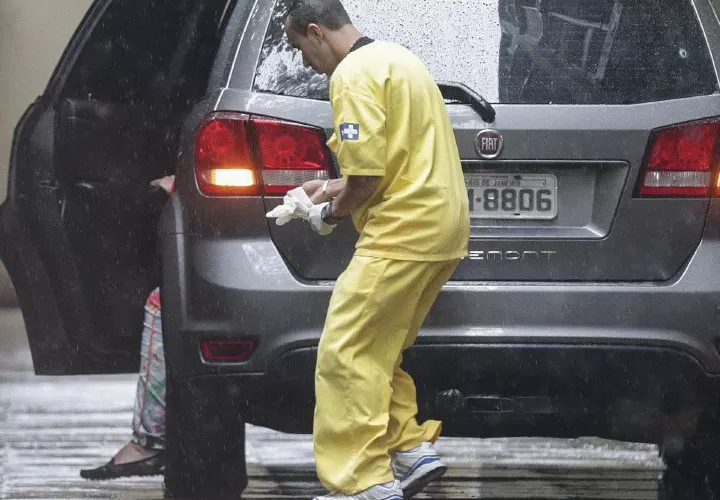 Peritos forenses trabajan en el vehículo en el que viajaba la española.