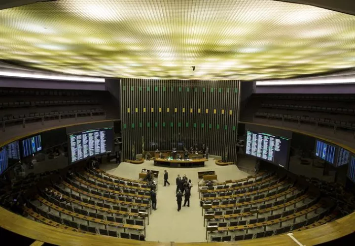 Vista general de la sesión del Congreso en la que se discute una denuncia contra el presidente brasileño, Michel Temer. EFE