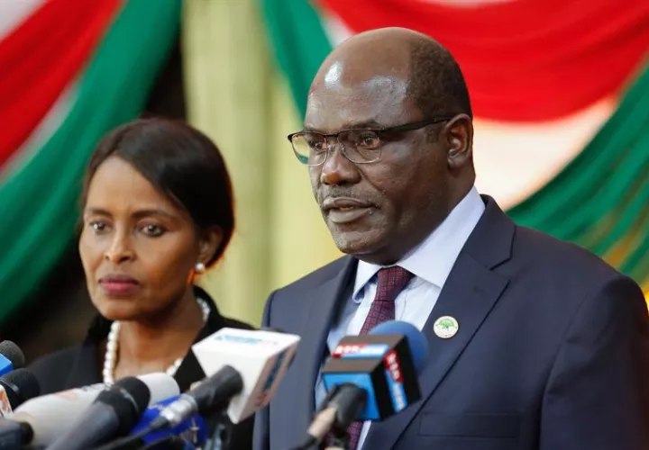 El presidente de la Comisión Electoral de Kenia, Wafula Chebukati (d), ofrece una rueda de prensa en Nairobi, Kenia. EFE