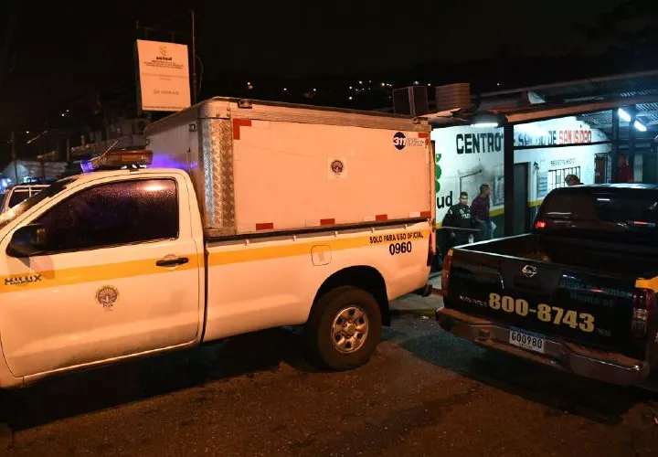 En la imagen, el auto fúnebre del Imelcf está dispuesto para recibir el cadáver en el centro de salud, para trasladarlo a la morgue. Fotos Alexander Santamaría Crítica