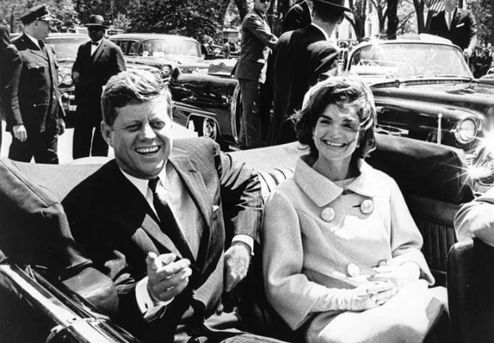 Fotografía cedida por la biblioteca presidencial John F. Kennedy del 3 de mayo de 1961, del presidente de los Estados Unidos John F. Kennedy y la primera dama Jacqueline Kennedy, en la Casa Blair, Washington, DC (EE.UU.). EFE/ABBIE ROWE