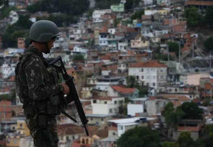 Un soldado del ejército brasileño patrulla una localidad en la favela da &quot;Mineira&quot; en Río de Janeiro (Brasil). EFE