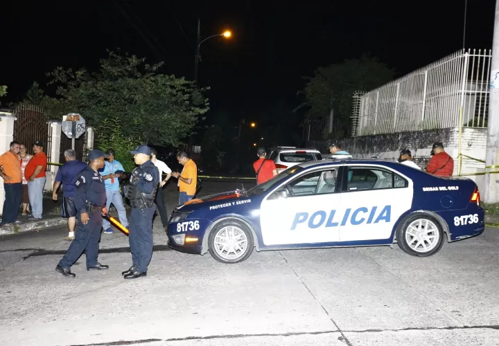 Escena del crimen, las autoridades judiciales las cámaras de seguridad del área.  Foto Alexander Santamaría Crítica