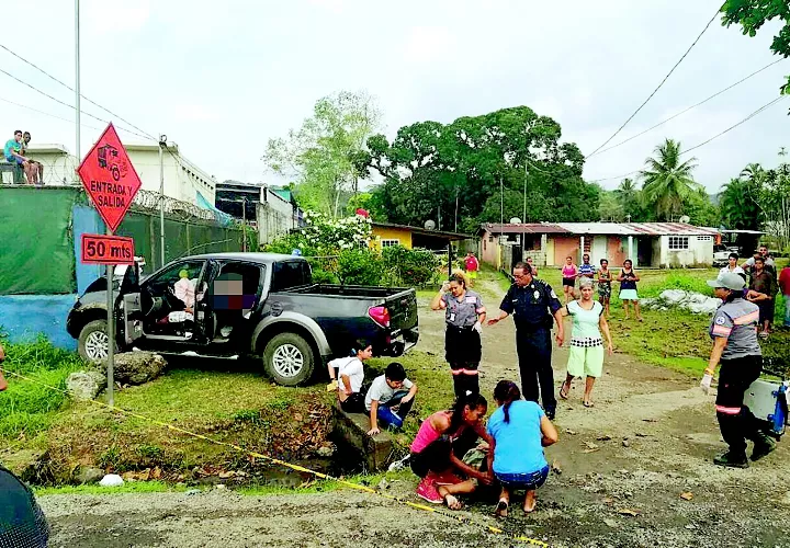 Escena del aparatoso accidente de tránsito, donde un miembro de la familia perdió la vida.  Fotos Tomada @TrafiCPanama