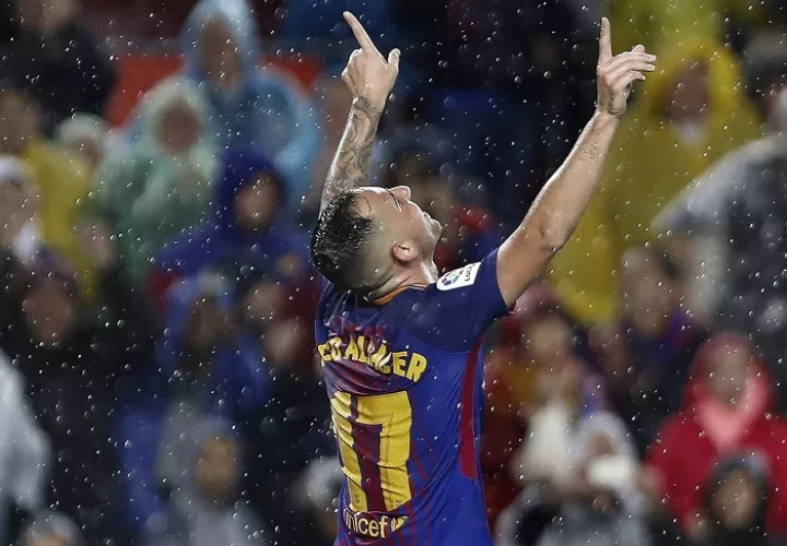 Paco Alcácer festeja uno de sus tantos./ EFE