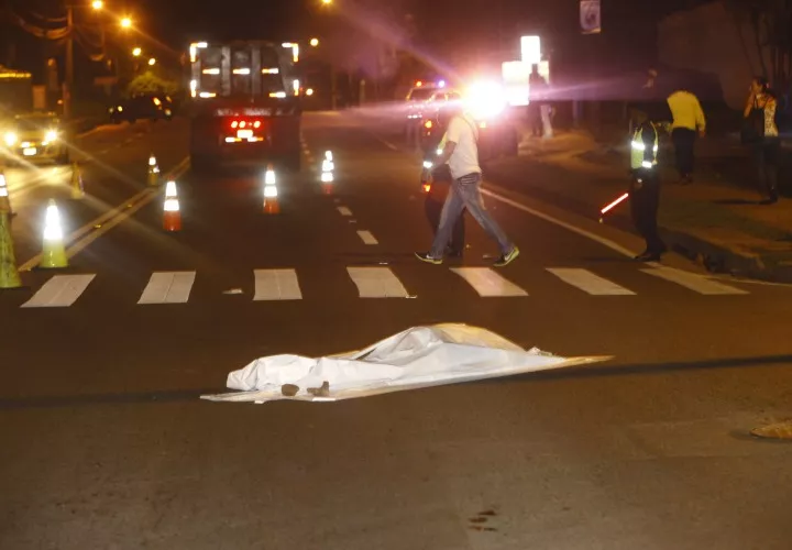 Escena del lamentable atropello y fuga ocurrido en Juan Díaz.  Foto Alexander Santamaría Crítica