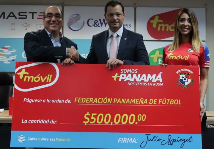 Entrega del cheque simbólico en el acto realizado hoy miércoles. Foto: Fepafut