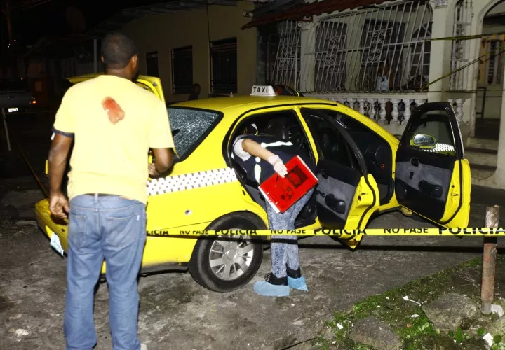 Taxista baleado, mientras las autoridades se acercaron a la escena del ataque.  Foto Alexander Santamaría Crítica