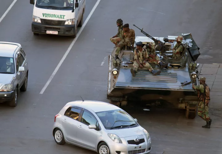 En la imagen, un tanque militar y dos soldados armados en una calle próxima a la oficina del presidente Robert Mugabe en Harare, Zimbabue, el 15 de noviembre de 2017. Tsvangirayi Mukwazhi AP Foto