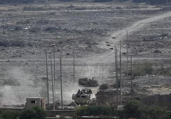 Un vehículo militar egipcio vigila la frontera entre Egipto y la Franja de Gaza. EFEArchivo