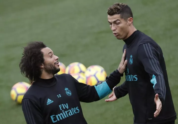 El jugador portugués del Real Madrid, Cristiano Ronaldo, y el brasileño Marcelo Vieira (i), durante el entrenamiento de esta mañana de su equipo en la Ciudad Deportiva de Valdebebas/EFE